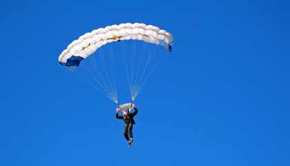 -政府支持足球基层建设，推动城市足球普及率提升，足球场建设补贴试点城市